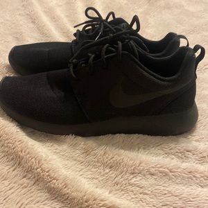 Brand new never worn all black Nike Roshe